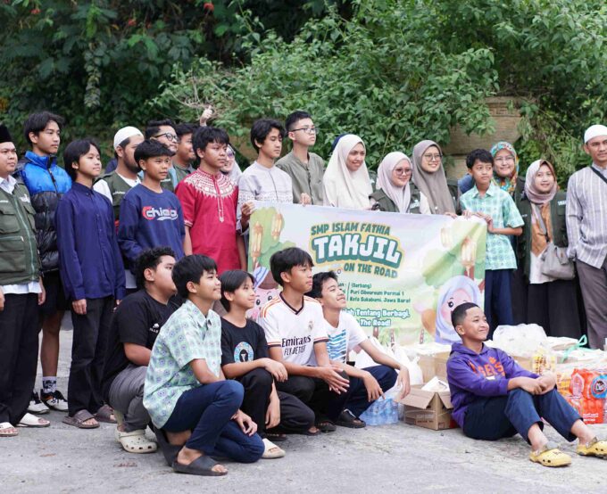 SMP Islam Fathia Gelar Kegiatan Takjil on the Road
