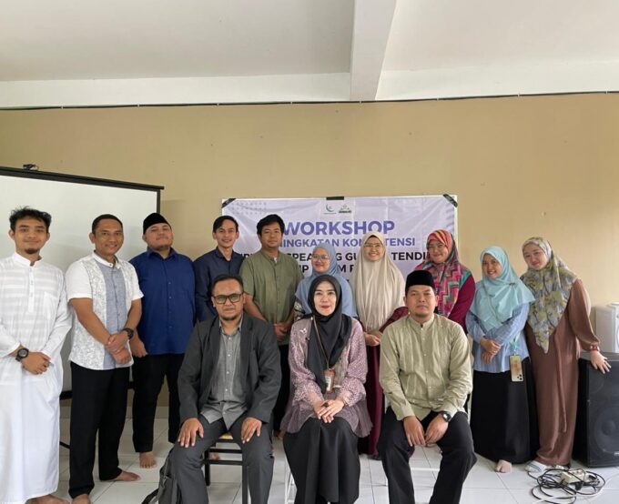 Tingkatkan Percaya Diri dan Profesionalisme, Guru & Tendik SMP Islam Fathia Ikuti Pelatihan Public Speaking