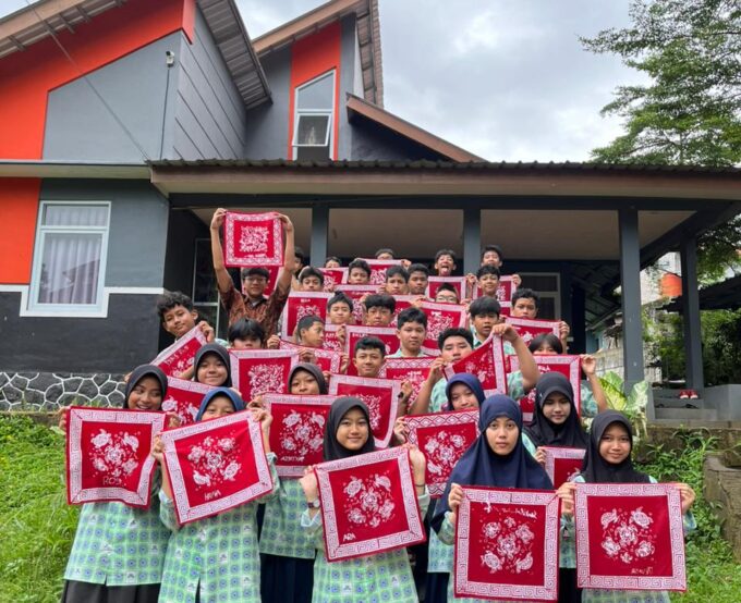 Belajar Membatik dengan Gembira! Siswa Kelas VIII SMP Islam Fathia Ikuti Workshop Bersama Batik Lokatmala