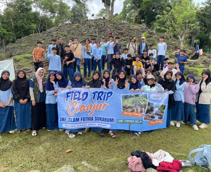 “Field Trip Seru! Kelas 9 SMP Islam Fathia Mengunjungi Curug Cikondang & Gunung Padang”