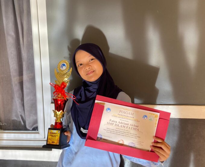 Kreativitas yang Berkilau, Siswa SMP Islam Fathia Raih Juara 3 Digital Poster AKSARAZAM 2025