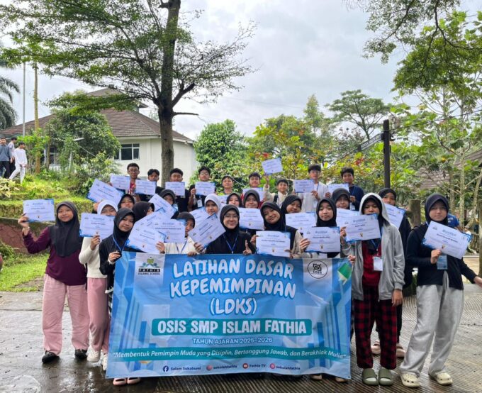 Latihan Dasar Kepemimpinan Siswa (LDKS) Kepengurusan OSIS SMP Islam Fathia Masa Bakti 2025/2026