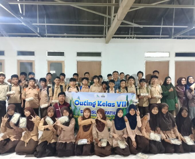 Menimba Ilmu dari Alam: Kegiatan Budidaya Jamur dalam Outing Class Kelas VIII SMP Islam Fathia