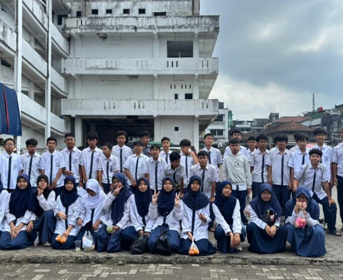 Siswa Kelas 7 SMP Islam Fathia Belajar Menjadi Pembeli Cerdas di Pasar Pelita