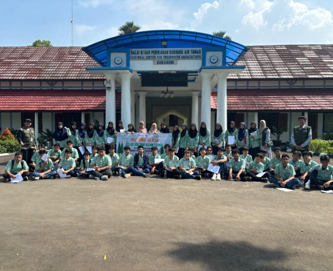 Kelas 8 SMP Islam Fathia Belajar Budidaya Perikanan Modern di BBPBAT